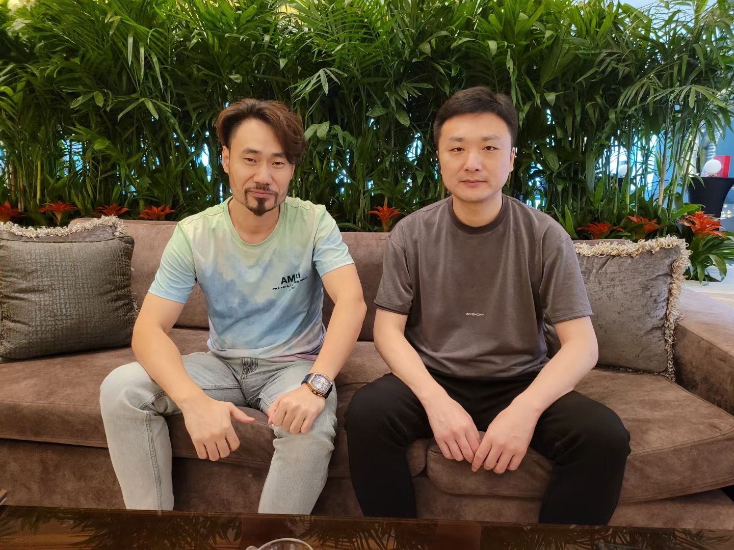 出品人周提峰与导演宋胤禧熹 合影JPG.JPG